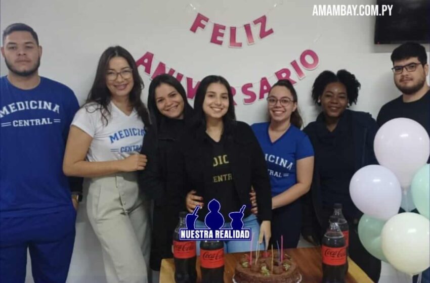  Longe da família mas perto de amigos, acadêmica da UCP ganha “feliz aniversário”